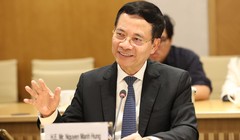 Bộ trưởng Bộ TT&TT Nguyễn Mạnh Hùng trao đổi tại buổi làm việc