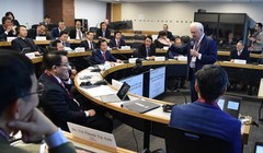 Phó Thủ tướng Chính phủ Lê Minh Khái cùng đoàn Việt Nam trong cuộc trao đổi với các giáo sư 