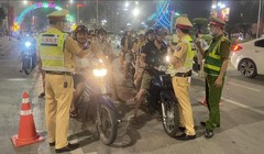 Lực lượng CSGT kiểm tra, xử lý vi phạm nồng độ cồn.