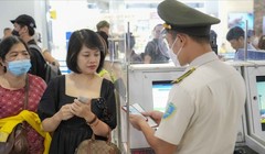Hành khách sử dụng mã VNeID để làm thủ tục lên máy bay.