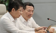 Bộ trưởng Nguyễn Mạnh Hùng và Cục trưởng Cục Báo chí Lưu Đình Phúc sử dụng hệ thống trợ lý ảo của Cục Báo chí.