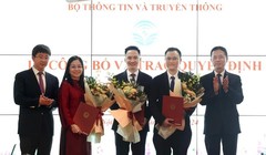 Bộ trưởng Nguyễn Mạnh Hùng và Thứ trưởng Bùi Hoàng Phương trao quyết định bổ nhiệm cho ông Nguyễn Anh Cương (thứ hai phải sang), ông Nguyễn Thiện Nghĩa (đứng giữa), bà Nguyễn Thị Hồng Thúy.