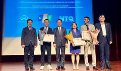 Bộ trưởng Bộ Thông tin và Truyền thông Nguyễn Mạnh Hùng trao bằng khen cho 3 doanh nghiệp công nghệ số Việt tại Hàn Quốc gồm FPT Korea, NTQ Solution Korea và CMC Korea. 