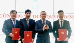 Thứ trưởng Bộ TT&TT Phan Tâm trao quyết định cho 3 cán bộ được bổ nhiệm.