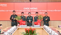 Thượng tá Cao Anh Sơn (thứ hai trái sang) và Trung tá Nguyễn Đạt (thứ hai phải sang) nhận nhiệm vụ Phó Tổng giám đốc Tập đoàn Viettel.