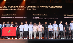 Đội Việt Nam (thứ 9 và 10 từ trái sang) nhận giải Ba toàn cầu ở nội dung Network Track tại cuộc thi Huawei ICT Competition 2023 - 2024
