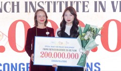 Đại diện Đại sứ quán Pháp trao giải cho tác giả Nguyễn Mai Dung về tác phẩm tiềm năng xuất sắc nhất.