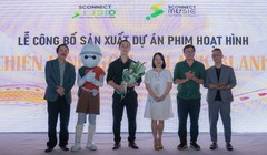 NSND Phạm Ngọc Tuấn (trái) trao hoa cho đại diện ekip “Chiến binh gốm - Blank Blank” được thực hiện hoàn toàn bằng công nghệ Stopmotion.