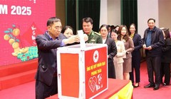 Các đại biểu ủng hộ phong trào “Tết Nhân ái” và Quỹ Nhân đạo năm 2025