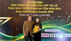 Lãnh đạo Liên minh HTX tỉnh Lạng Sơn (trái) chúc mừng HTX Chế biến nông sản Lụa Vy nhận giải thưởng Mai An Tiêm.