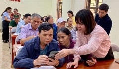 Người dân tham gia phong trào "Bình dân học vụ số" để nắm bắt và làm chủ công nghệ số, từ đó tham gia sâu hơn vào nền kinh tế số, xã hội số.