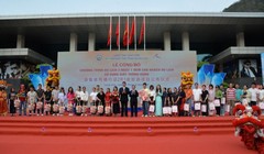 Lãnh đạo tỉnh Lạng Sơn (Việt Nam) và lãnh đạo thị Bằng Tường, Quảng Tây (Trung Quốc) tặng hoa, quà lưu niệm cho đoàn khách Việt Nam và Trung Quốc đầu tiên tham gia chương trình. Ảnh: LMV.