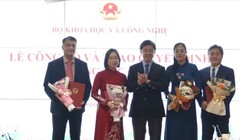 Thứ trưởng Bùi Hoàng Phương trao các quyết định cán bộ và tặng hoa chúc mừng các cán bộ được bổ nhiệm.