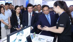 Thủ tướng Phạm Minh Chính cùng các lãnh đạo bộ ngành tham quan gian hàng trưng bày sản phẩm đổi mới sáng tạo của các doanh nghiệp tại Trung tâm Đổi mới sáng tạo Quốc gia.