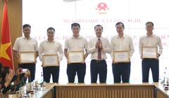 Thứ trưởng Phạm Đức Long trao kỷ niệm chương cho 5 doanh nghiệp có sản phẩm, giải pháp được công bố.