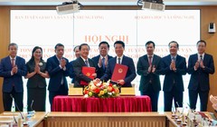 Trưởng Ban Tuyên giáo và Dân vận Trung ương Nguyễn Trọng Nghĩa chứng kiến Phó Trưởng Ban Tuyên giáo và Dân vận Trung ương Huỳnh Thành Đạt và Bộ trưởng Bộ Khoa học và Công nghệ Nguyễn Mạnh Hùng ký kết phối hợp công tác.