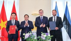 Hai Bộ trưởng ký và trao Bản ghi nhớ hợp tác dưới sự chứng kiến của Thủ tướng Phạm Minh Chính và Thủ tướng Estonia Kristen Michal. Ảnh: Bộ KHCN.