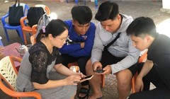 Tổ Công nghệ số cộng đồng giúp các hộ kinh doanh đăng ký nhanh chóng và vận hành dịch vụ số như website, email gắn với tên miền quốc gia .vn. Ảnh: VNNIC.