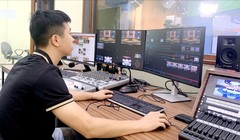 Phóng viên ứng dụng công nghệ trường quay ảo vào sản xuất chương trình truyền hình.