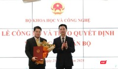 Bộ trưởng Nguyễn Mạnh Hùng trao quyết định bổ nhiệm Chủ tịch Hội đồng thành viên Tổng công ty Bưu điện Việt Nam cho ông Nguyễn Trường Giang. Ảnh: Linh Phan.