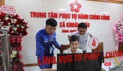 Cán bộ của VNPT hỗ trợ kỹ thuật tại một trung tâm hành chính công của xã Khoái Châu.