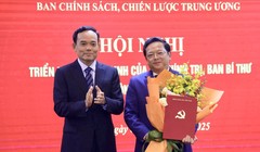 Ông Trần Lưu Quang trao quyết định điều động, phân công, bổ nhiệm cho ông Nguyễn Đức Hiển. Ảnh: kinhtetrunguong.vn.