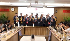 Bộ trưởng Nguyễn Mạnh Hùng và các Thứ trưởng chúc mừng cán bộ được nhận quyết định. Ảnh: mst.gov.vn. 