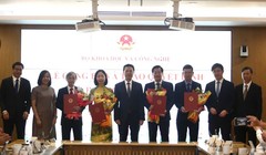Bộ trưởng Nguyễn Mạnh Hùng và các Thứ trưởng chúc mừng cán bộ được nhận Quyết định.