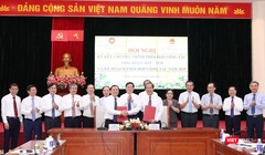 Phó trưởng Ban Thường trực Ban Tuyên giáo và Dân vận Trung ương Lại Xuân Môn và Bộ trưởng Bộ GD&ĐT Nguyễn Kim Sơn đại diện hai cơ quan ký kết Chương trình phối hợp công tác giai đoạn 2025 - 2030. Ảnh: Trần Hiệp/moet.gov.vn.