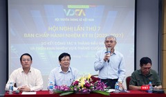 Chủ tịch Nguyễn Minh Hồng (đứng), Phó Chủ tịch kiêm Tổng Thư ký Vũ Kiêm Văn (trái), Phó Chủ tịch Hồ Quang Lợi (thứ hai, trái sang) và Phó Chủ tịch Lê Đức Sảo chủ trì Hội nghị.
