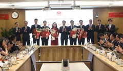 Bộ trưởng Nguyễn Mạnh Hùng, các Thứ trưởng tặng hoa và chúc mừng các cán bộ được bổ nhiệm. Ảnh: Bộ KH&CN.