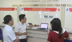 Ông Ngô Minh Phước, Phó Giám đốc Trung tâm Công nghệ thông tin, Bộ KH&CN trao đổi với cán bộ tại Trung tâm phục vụ hành chính công tỉnh Phú Thọ.