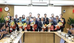 Bộ trưởng Nguyễn Mạnh Hùng đã trao quyết định, tặng hoa và gửi lời chúc mừng đến các cán bộ được nhận quyết định.