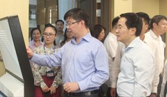 Thứ trưởng Bùi Hoàng Phương thao tác trên thiết bị của Trung tâm Phục vụ hành chính công TP. Hà Nội.