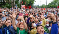 Người dân livestream, chụp hình khoảnh khắc của buổi hợp luyện, sơ duyệt diễu binh, diễu hành.