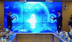 Lãnh đạo Bộ Khoa học và Công nghệ và Liên đoàn Thương mại và Công nghiệp Việt Nam thực hiện nghi thức phát động giải thưởng “Sản phẩm công nghệ số Make in Viet Nam” năm 2025.