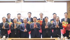 Bộ trưởng Bộ KH&CN Nguyễn Mạnh Hùng cùng các Thứ trưởng chúc mừng lãnh đạo vừa được điều động, bổ nhiệm.