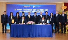 Ông Vũ Quốc Khánh, Tổng Giám đốc LPBank và ông Huỳnh Quang Liêm, TGĐ VNPT ký kết Thỏa thuận hợp tác giữa hai bên.