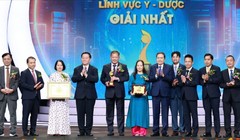 Chủ tịch Quốc hội Trần Thanh Mẫn, Trưởng Ban Tuyên giáo và Dân vận Trung ương Nguyễn Trọng Nghĩa trao giải cho Nhóm tác giả TS.BS Dương Đức Hùng và cộng sự, Bệnh viện Hữu nghị Việt Đức.