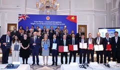 Ông Phạm Minh Tuấn, Phó Tổng giám đốc Tập đoàn FPT (đứng thứ 5 từ phải sang), ông Mark Lloyd Scrivens, Giám đốc FPT Vương quốc Anh, Tập đoàn FPT (đứng thứ 4 từ phải sang) và ông Todd L. Kline, Chủ tịch phụ trách thương mại của CLB Chelsea (đứng thứ 3 từ phải sang) trao thỏa thuận hợp tác trước sự chứng kiến của Tổng Bí thư. 