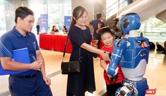Robot VinMotion và người dùng giao lưu thân thiện tại Lễ trao Giải thưởng Chuyển đổi số Việt Nam 2025.