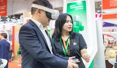 Công nghệ VR giúp khách tham quan “dạo bước” giữa các gian hàng ảo của Vietnam Foodexpo 2025.