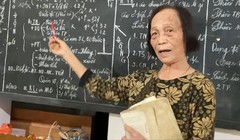 Cô giáo Ngô Thúy Trình giảng bài bên chiếc bảng đen gắn bó gần 30 năm.
