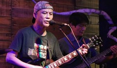 Nghệ sĩ guitar Cao Xuân Minh chơi tại quán bar "W2M" trong mùa Covid