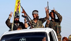 Những chiến binh của lực lượng Dân chủ Syria đã làm dấu hiệu chiến thắng khi đoàn xe của họ đi qua Ain Issa (ảnh: National Interest)