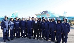 Tổng thống Vladimir Putin đến thăm căn cứ quân sự Hmeymim (ảnh: AP)