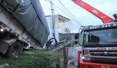 Hiện trường vụ xe tải tông sập nhà dân làm 5 người bị thương. Ảnh: Báo Lâm Đồng