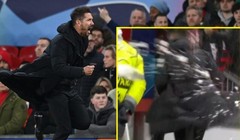HLV Simeone bị ném đồ khi rời sân Old Trafford. Ảnh: BT Sport.