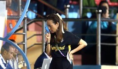 Bà Madam Pang chườm đá sau khi bị va chạm 