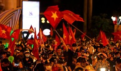 Khắp phố phường đều chật cứng NHM hò reo, ăn mừng